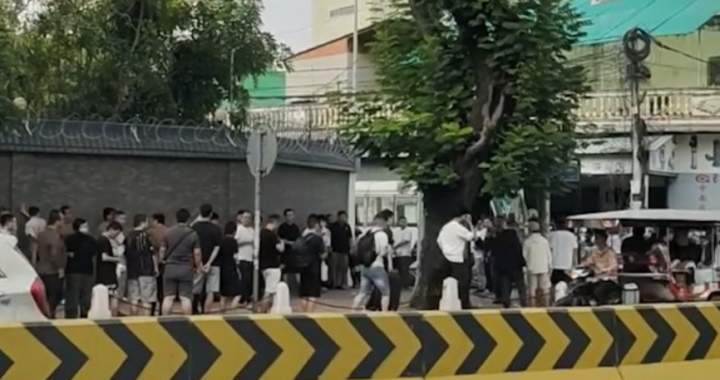 柬埔寨金边中国大使馆外中国公民排队求助