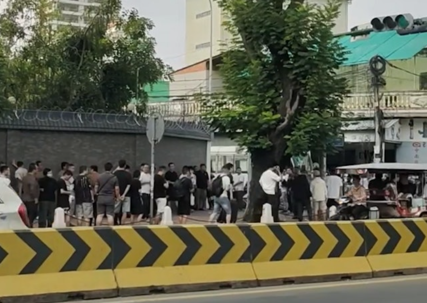 柬埔寨金边中国大使馆外中国公民排队求助