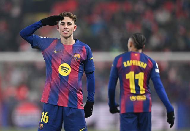 欧冠比赛中巴萨球员进球庆祝 莱万参与进攻