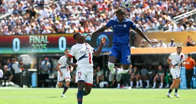 切尔西球员争顶头球的赛场瞬间特写