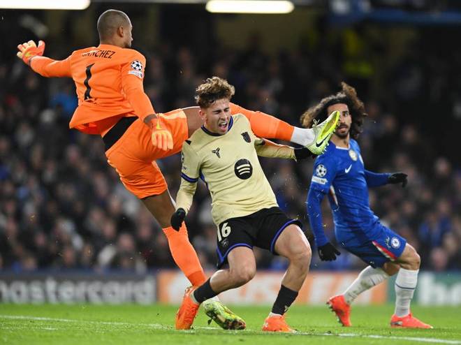 切尔西门前对抗球员倒地的镜头瞬间