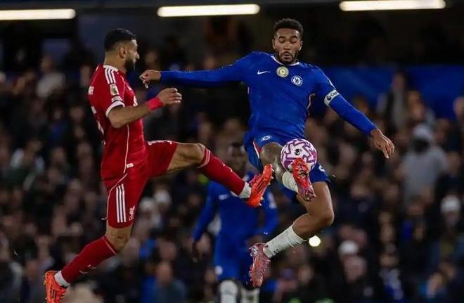 切尔西球员与对手拼抢控球画面特写