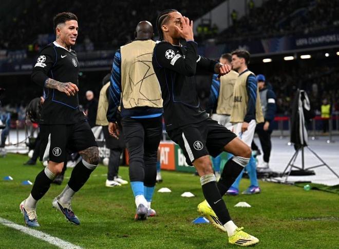 切尔西球员赛后拥抱庆祝胜利画面特写