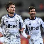 科莫球员庆祝进球 皇马巴萨旧将话题升温