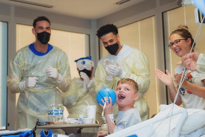 鲍威尔探访医院儿童,社区公益行动现场