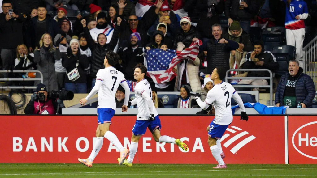 球迷看台前球员庆祝进球，配国际足联博彩直播协议话题