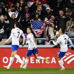 球迷看台前球员庆祝进球，配国际足联博彩直播协议话题