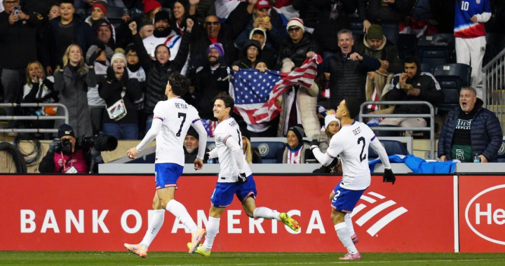 球迷看台前球员庆祝进球，配国际足联博彩直播协议话题