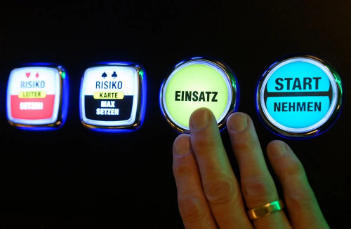 手按德语按钮的赌博机控制面板，德国博彩监管话题