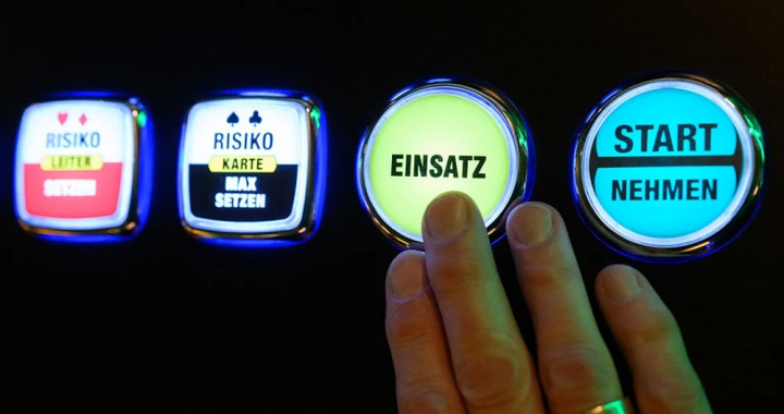 手按德语按钮的赌博机控制面板，德国博彩监管话题