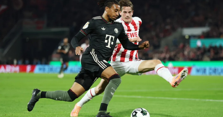 拜仁球员带球突破科隆防守的德甲比赛画面