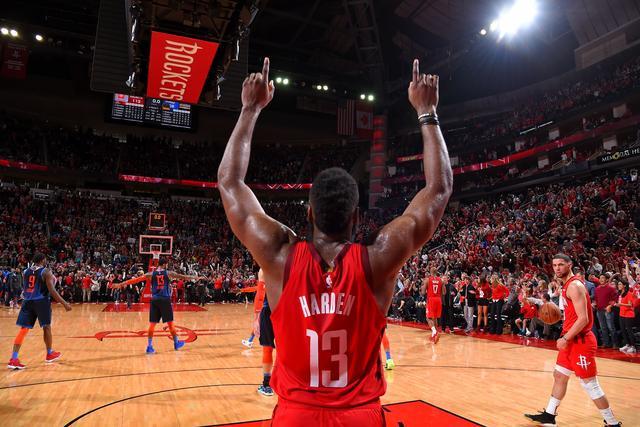 哈登主场庆祝动作与火箭球衣背号画面