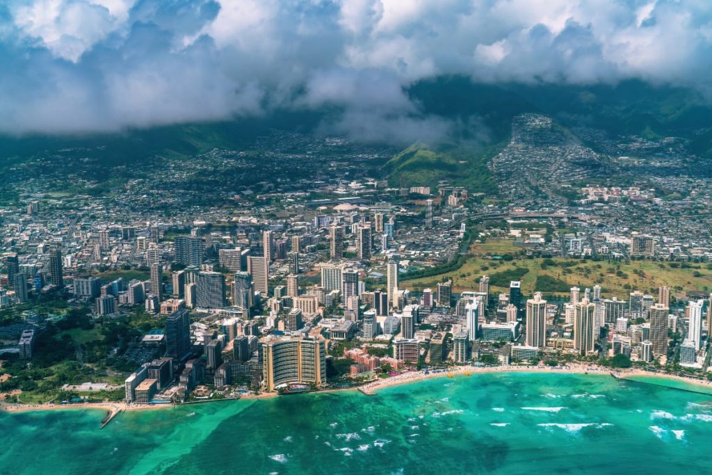 航拍视角下的夏威夷城市与海岸线景观