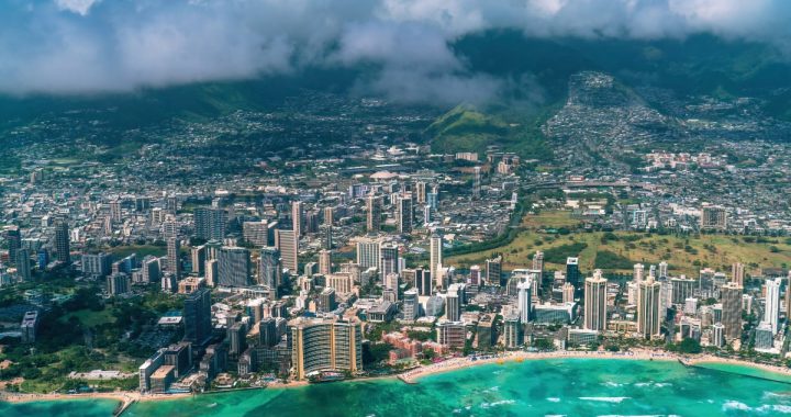 航拍视角下的夏威夷城市与海岸线景观