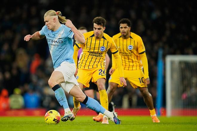 哈兰德带球推进 曼城对布莱顿英超战