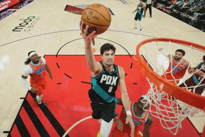 阿夫迪亚篮下上篮对抗 开拓者进攻核心画面