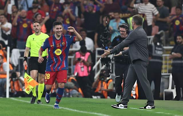 巴萨替补球员跑向场边庆祝，球队大胜氛围