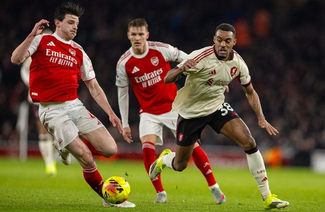 阿森纳对利物浦英超焦点战拼抢画面