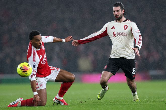 阿森纳对利物浦英超焦点战拼抢画面