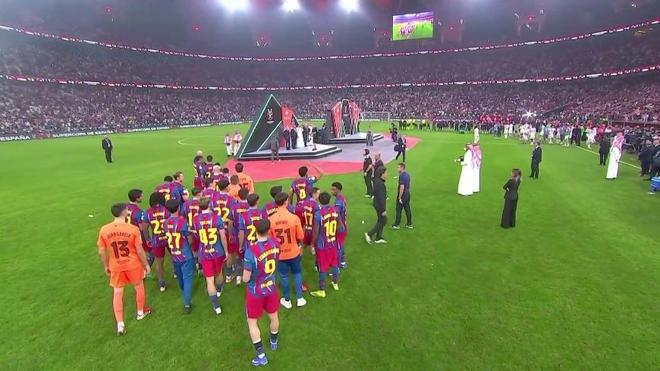 巴萨在皇马球员领奖时，非常有风度列队鼓掌致敬