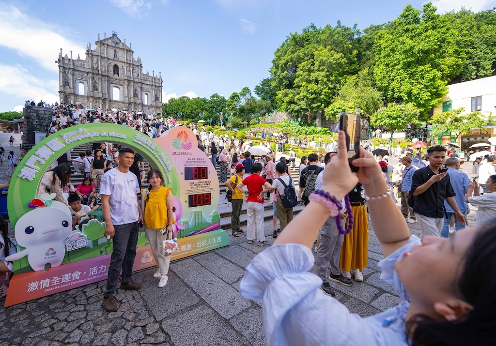 澳门大三巴景区人流与打卡装置，旅游热度