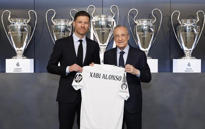 阿隆索与弗洛伦蒂诺合影展示皇马球衣