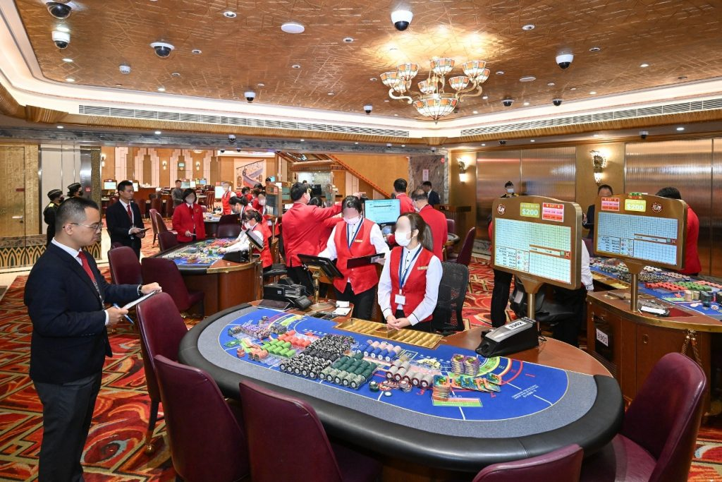 赌场大厅多张赌桌与员工值守，置地娱乐场关场流程