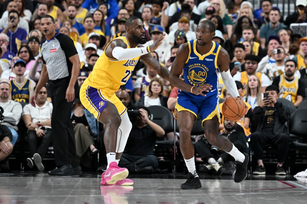 湖人与勇士的比赛画面，詹姆斯防守库明加