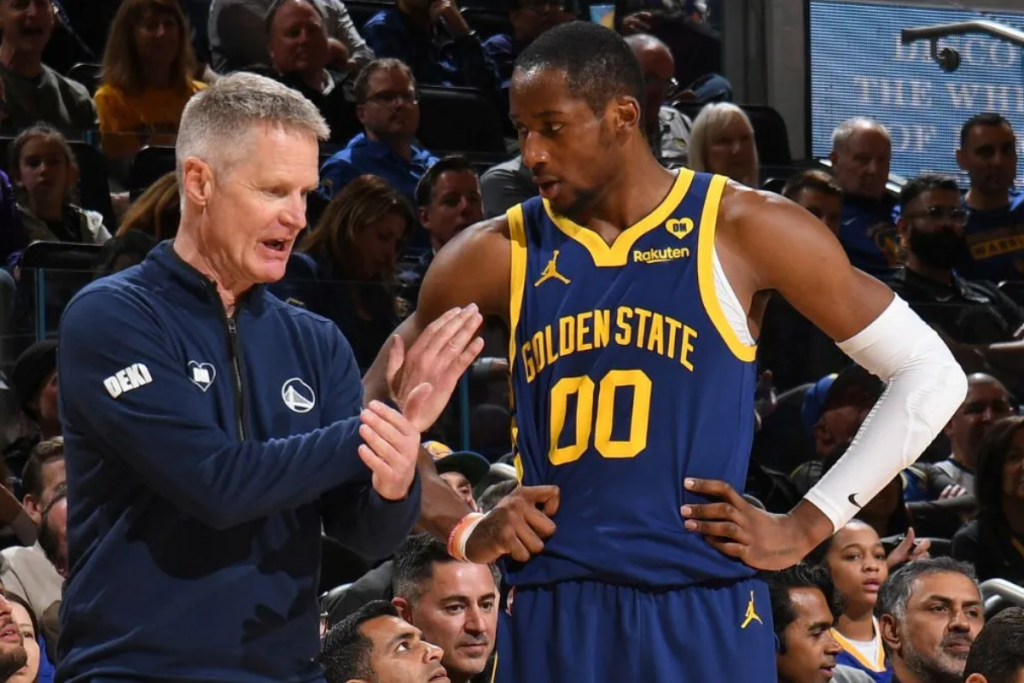 勇士比赛画面，教练科尔与库明加在场边沟通