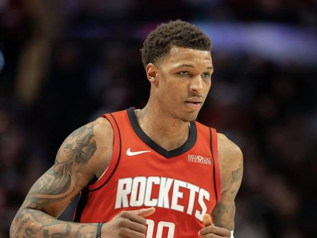 史密斯得到18分和7个篮板