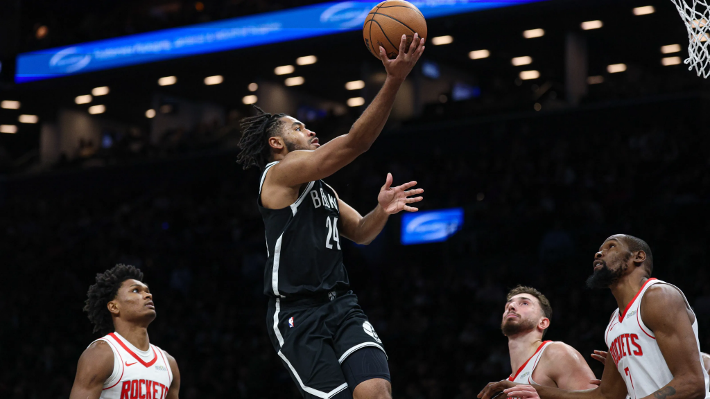 篮网卡梅伦·托马斯在比赛中上篮