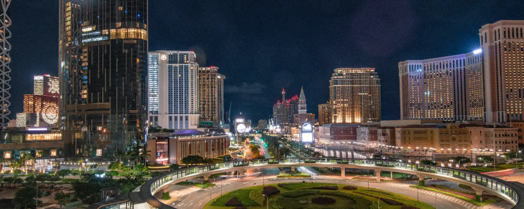 夜间澳门路氹赌场群灯光景象，体现博彩产业规模
