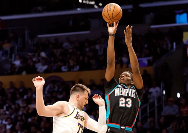 灰熊科沃德跳投出手，湖人防守球员回撤对位画面