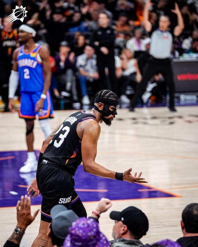 太阳球员古德温戴护具与球迷互动，主场逆转取胜