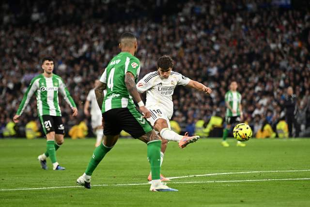 皇马16号禁区射门瞬间 对阵皇家贝蒂斯