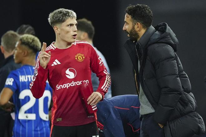 阿莫林场边与球员交流，战术分歧相关画面