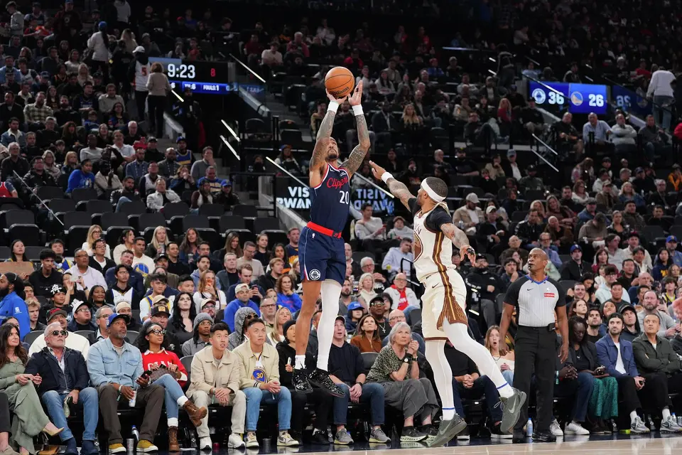 约翰-科林斯贡献18分4篮板并送出3次封盖