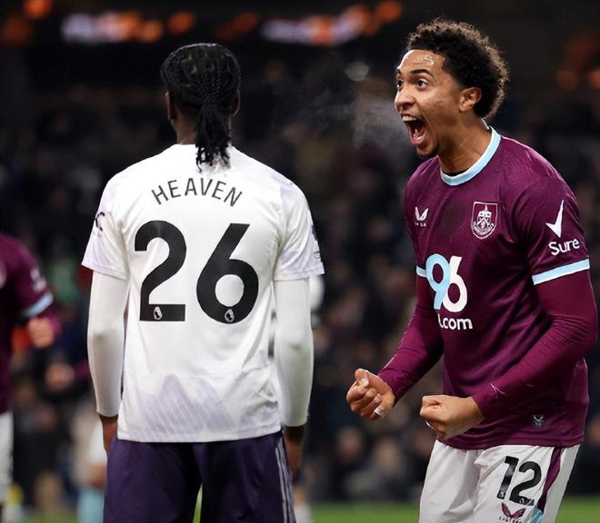 伯恩利球员进球后激情庆祝 对阵曼联瞬间