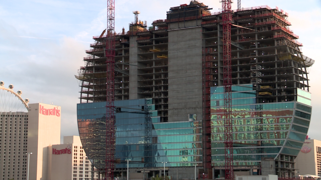 这座吉他形状的塔楼已经从拉斯维加斯大道的两端都能看到