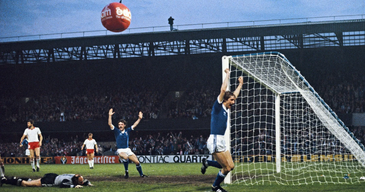 伊普斯维奇城球员进球后门前庆祝瞬间