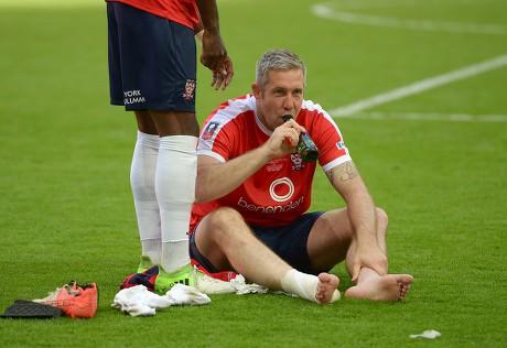 草地坐地饮水，乔纳森-帕金比赛画面