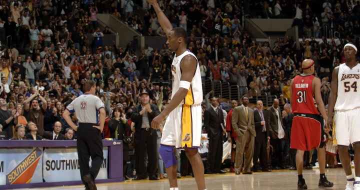 科比举手指天庆祝81分之夜