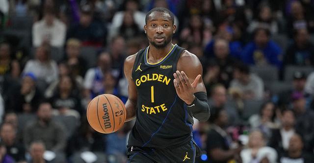 库明加身穿勇士深色球衣在场上运球画面