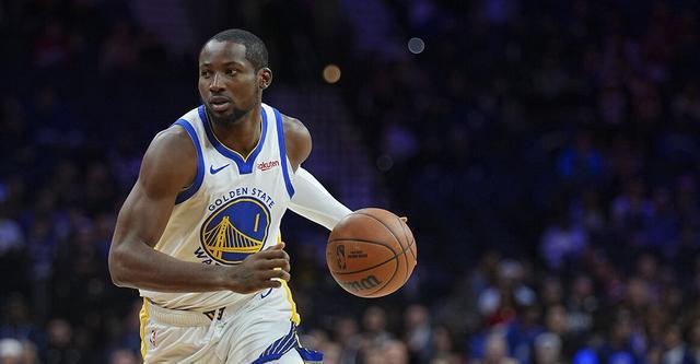 库明加身穿勇士球衣比赛中持球推进