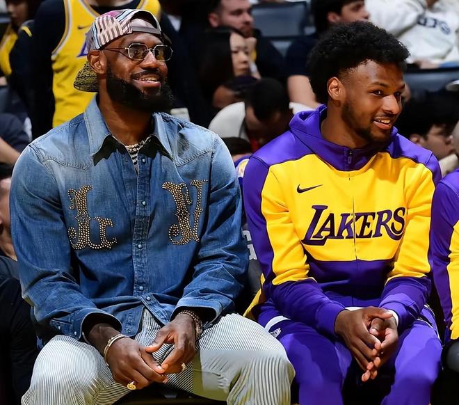 湖人替补席场景：詹姆斯场边与年轻球员同坐