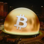 拉斯维加斯夜景上方比特币标志示意图