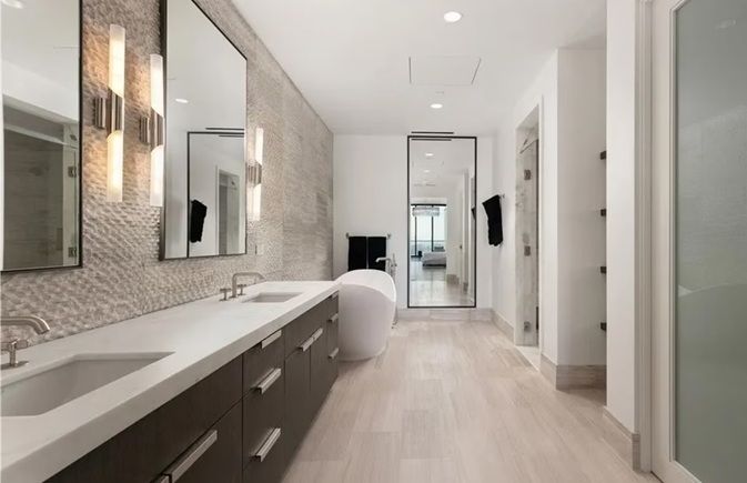 长型双台盆卫浴空间，豪宅公寓内装