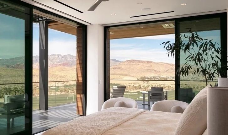 卧室落地窗望群山景，拉斯维加斯豪宅