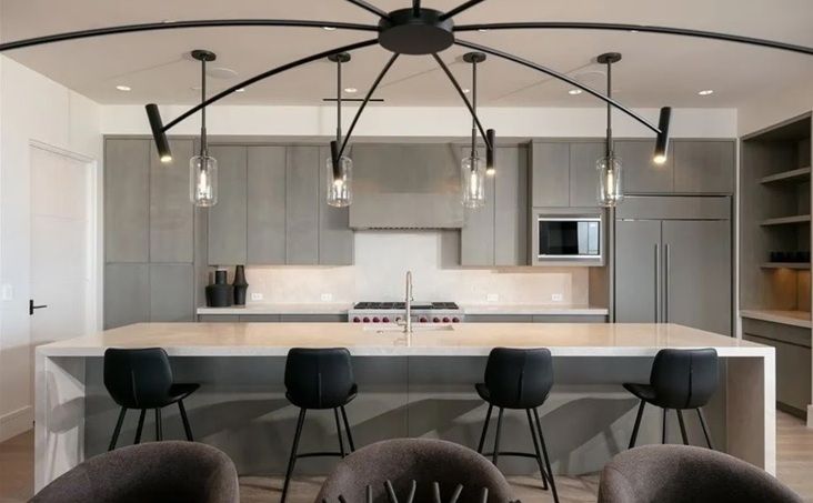 开放式岛台厨房与吊灯，顶层公寓配置