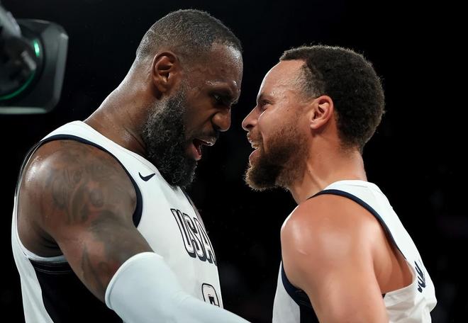 詹姆斯与库里近距离合影，联手传闻背景画面